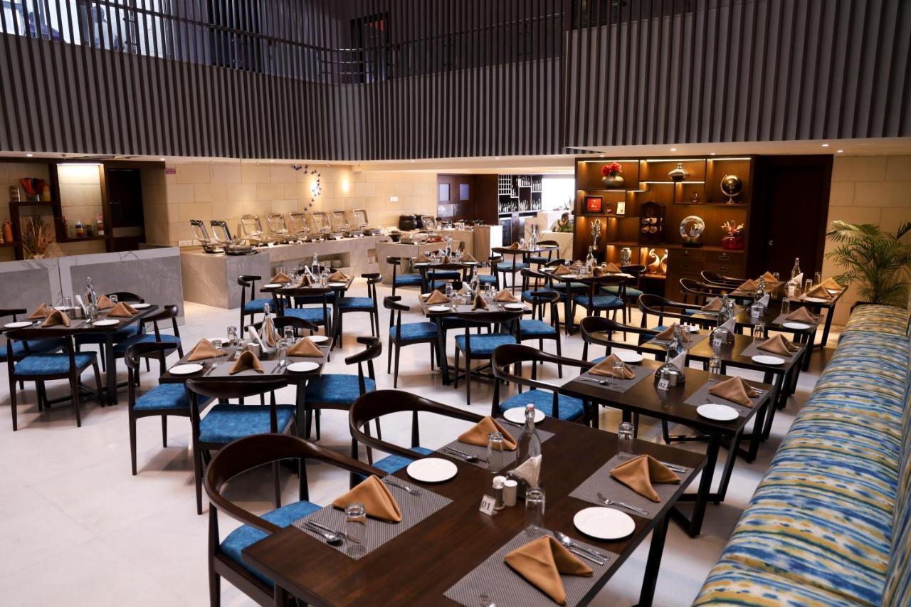 Royal Orchid Golden Suites Pune Extérieur photo
