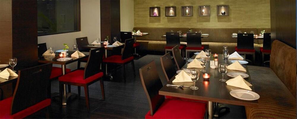 Royal Orchid Golden Suites Pune Extérieur photo