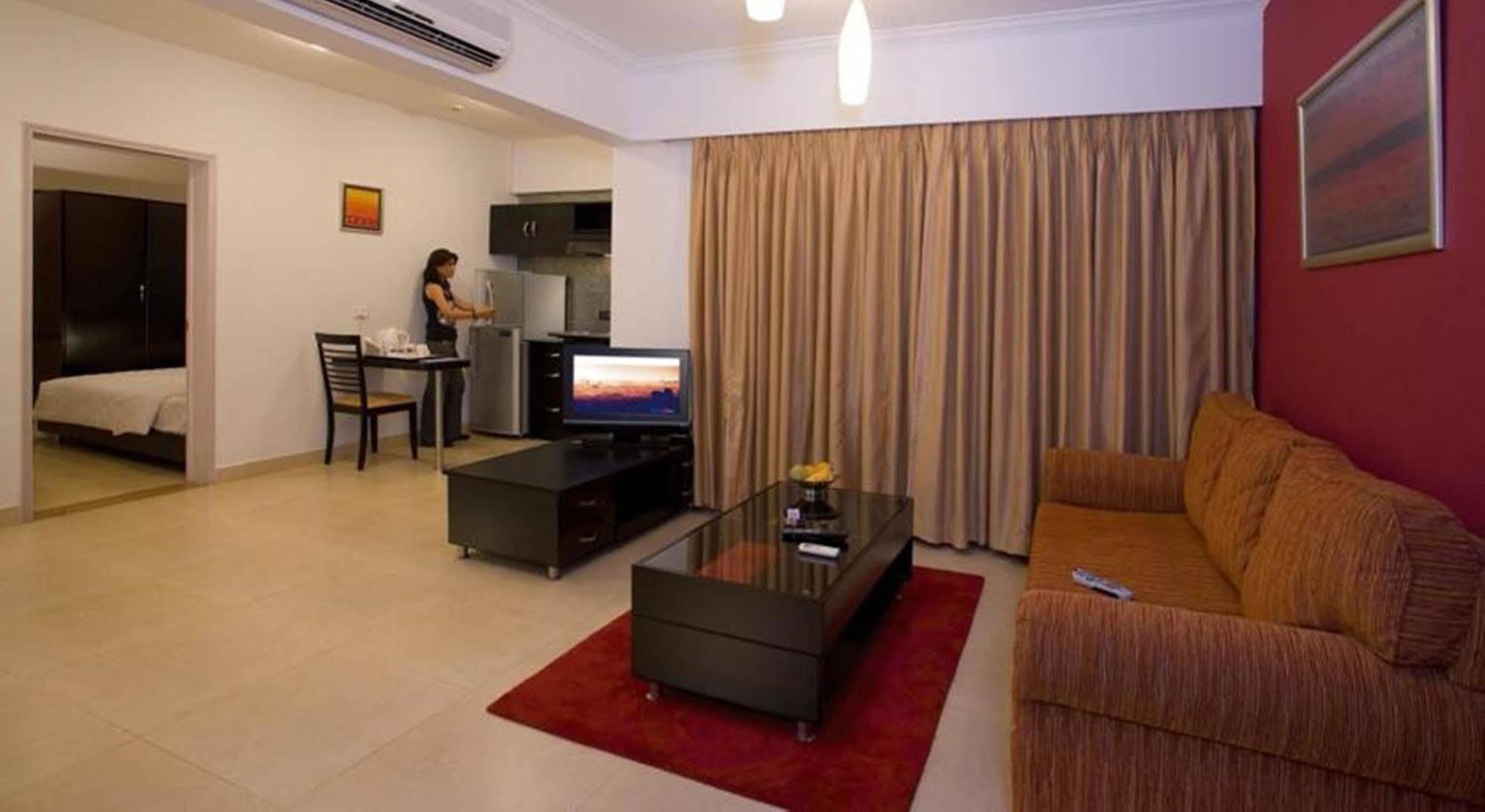 Royal Orchid Golden Suites Pune Extérieur photo