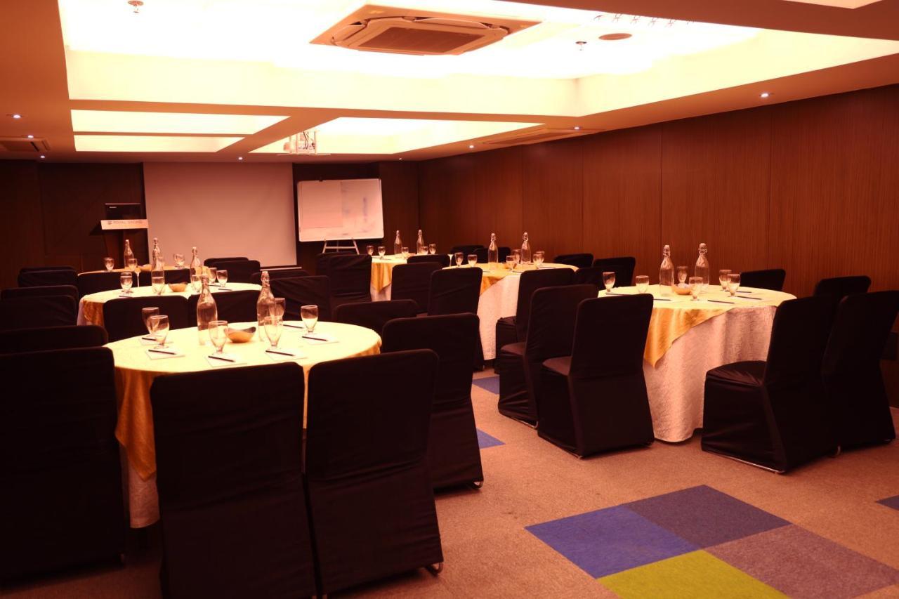 Royal Orchid Golden Suites Pune Extérieur photo