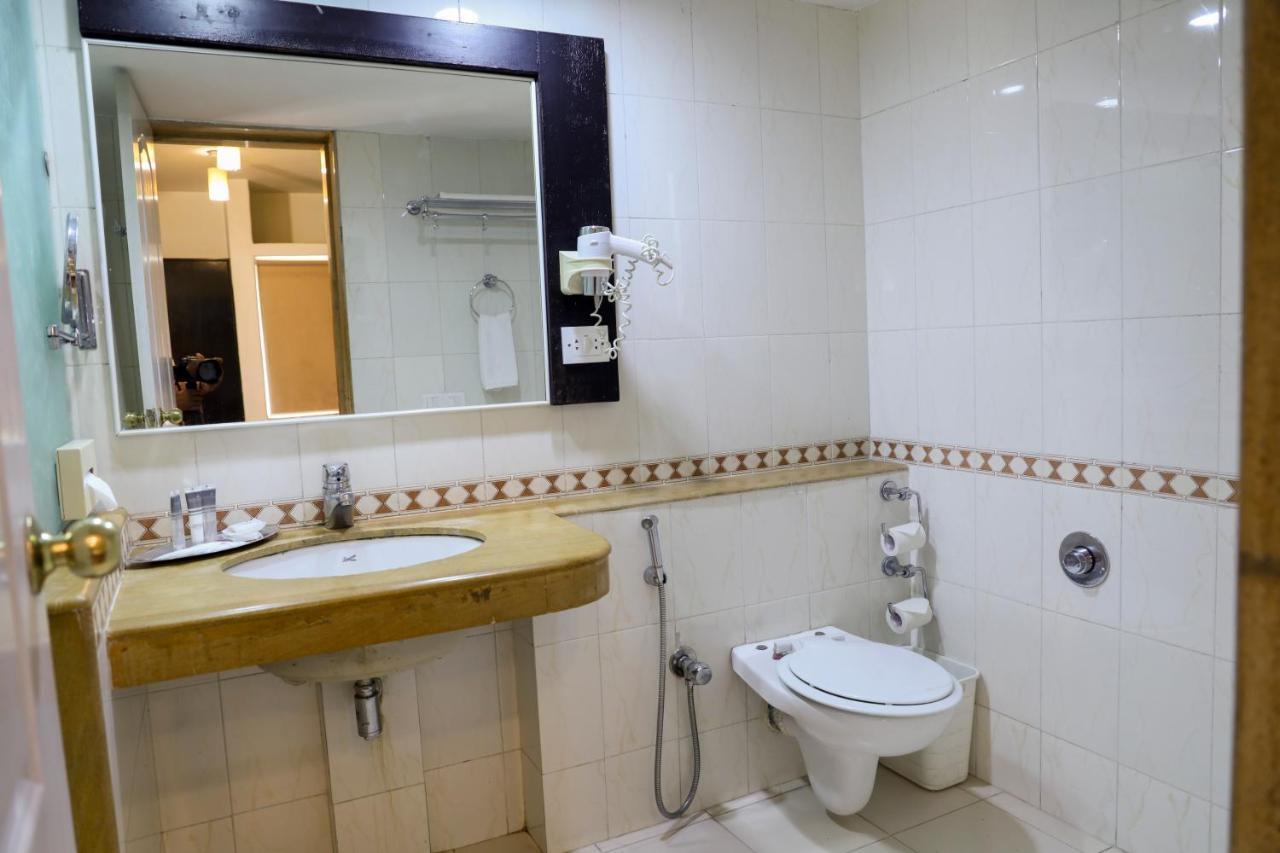 Royal Orchid Golden Suites Pune Extérieur photo
