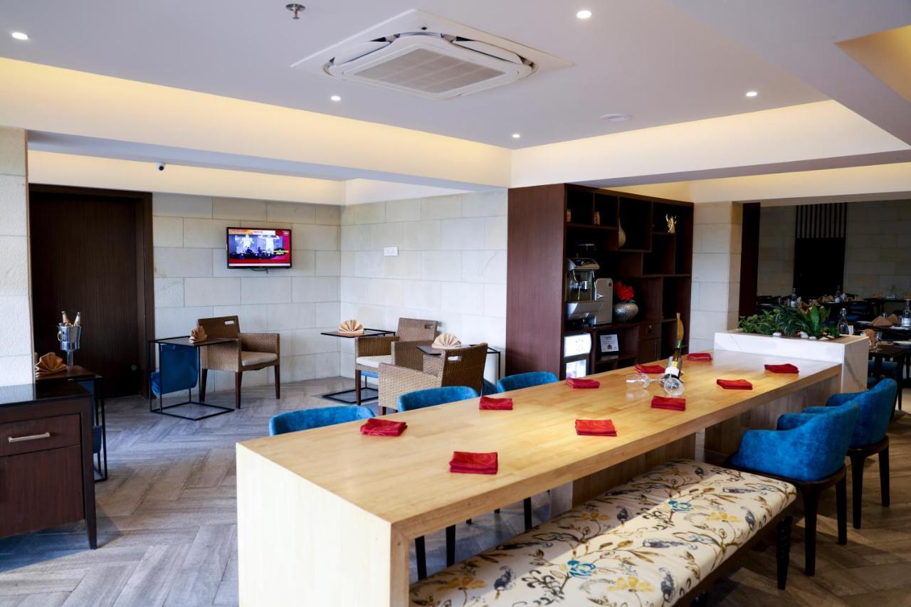 Royal Orchid Golden Suites Pune Extérieur photo
