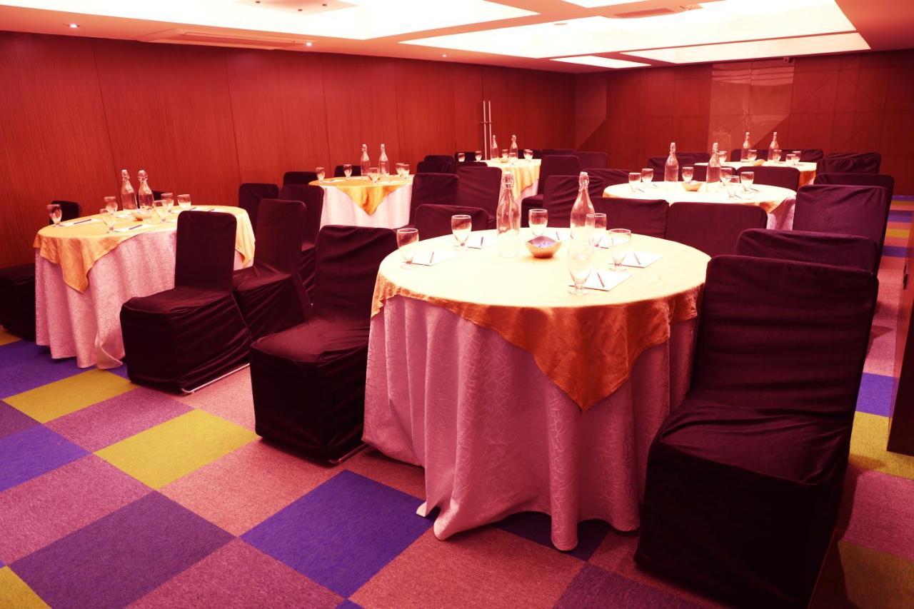 Royal Orchid Golden Suites Pune Extérieur photo