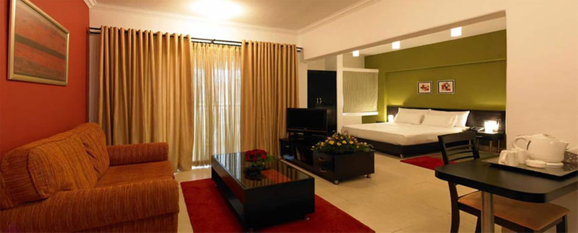 Royal Orchid Golden Suites Pune Extérieur photo
