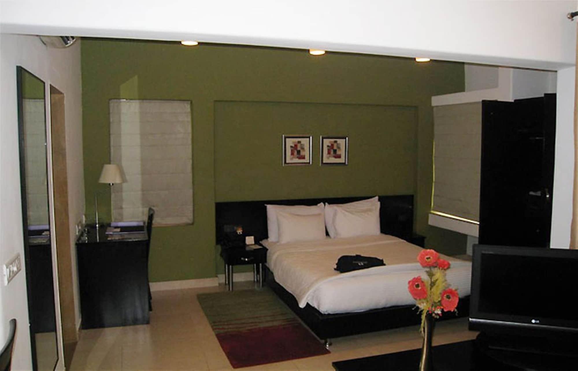 Royal Orchid Golden Suites Pune Extérieur photo