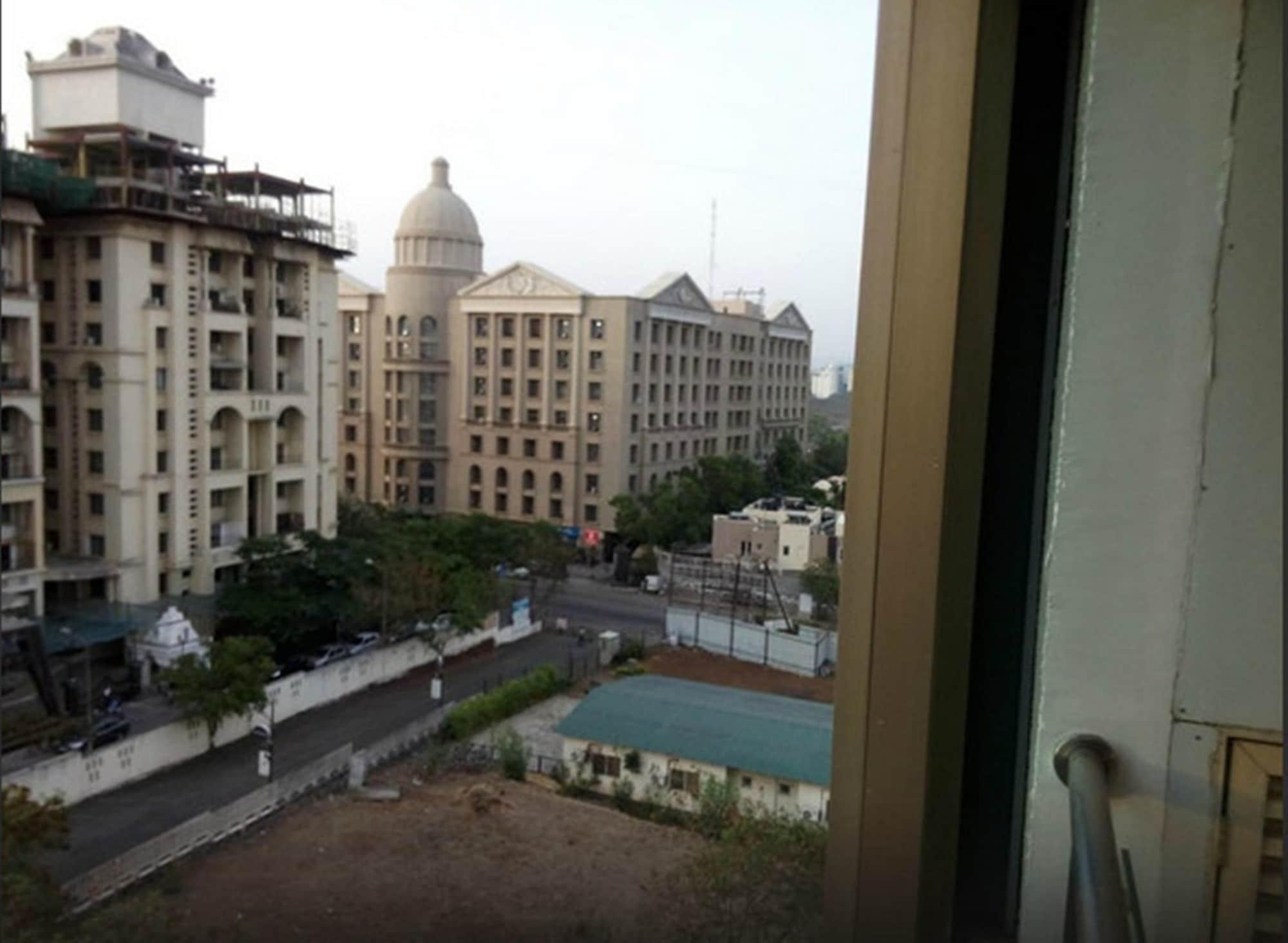 Royal Orchid Golden Suites Pune Extérieur photo