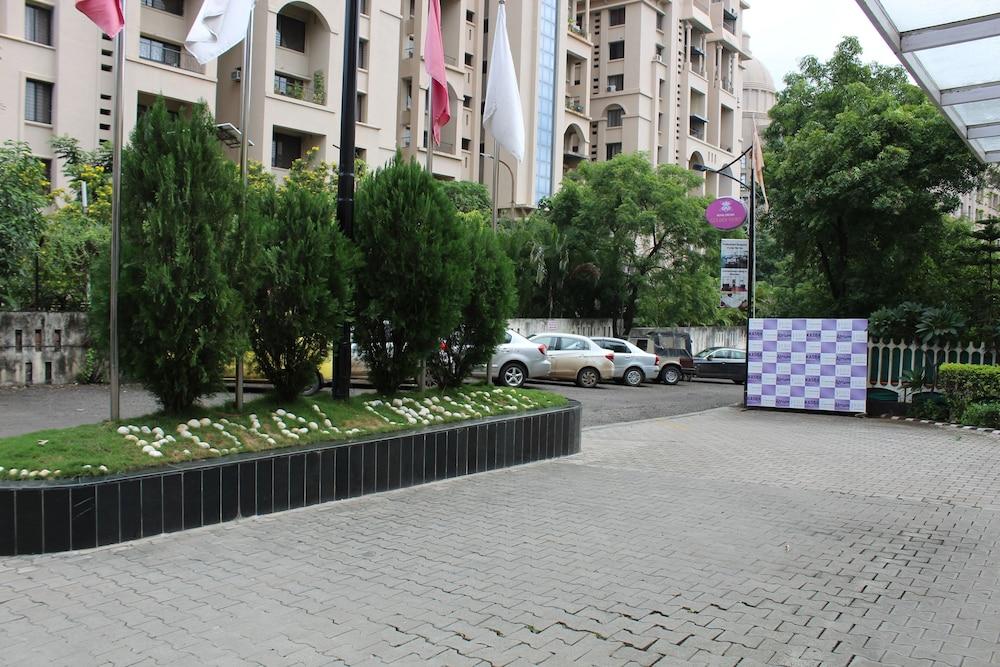 Royal Orchid Golden Suites Pune Extérieur photo