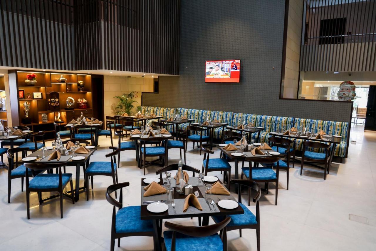 Royal Orchid Golden Suites Pune Extérieur photo