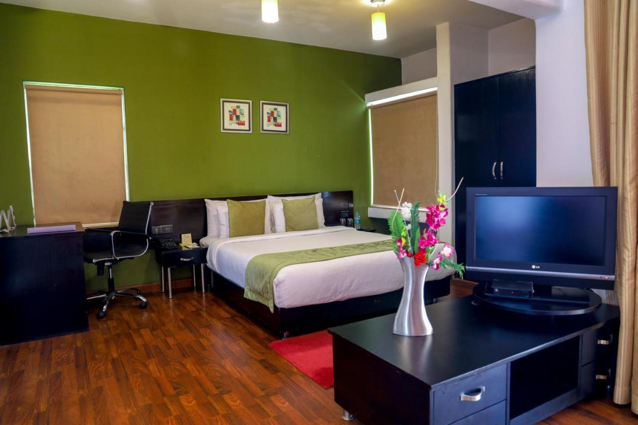 Royal Orchid Golden Suites Pune Extérieur photo