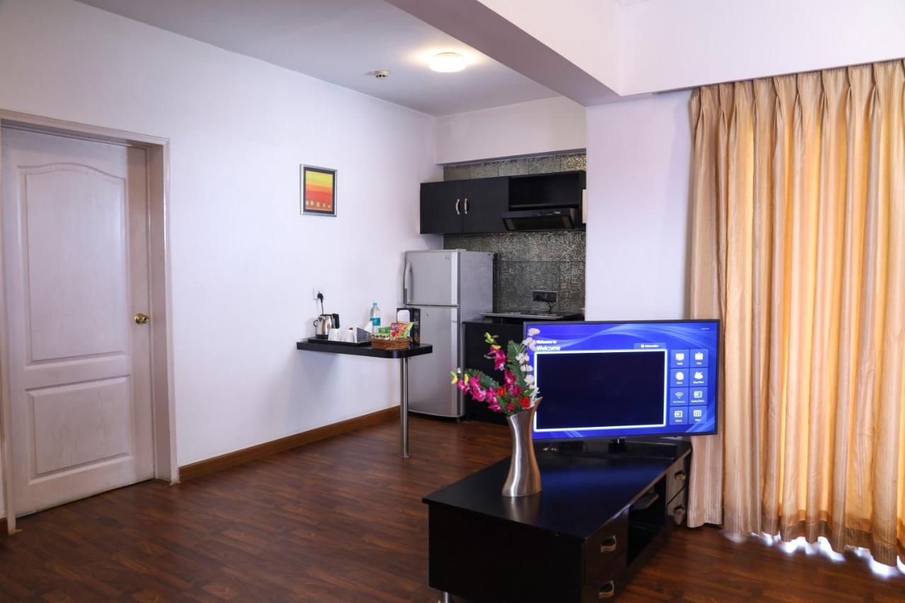 Royal Orchid Golden Suites Pune Extérieur photo