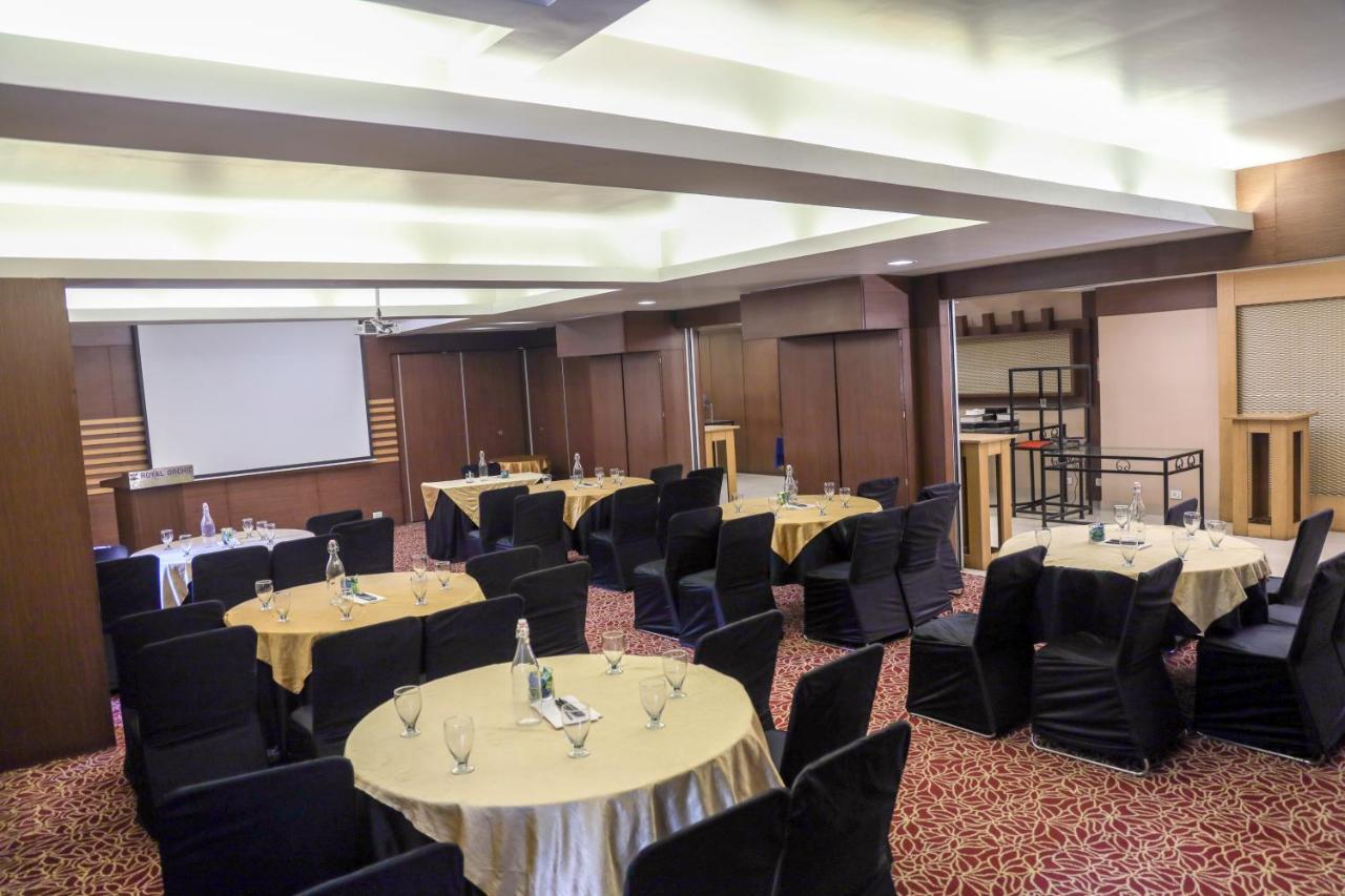 Royal Orchid Golden Suites Pune Extérieur photo