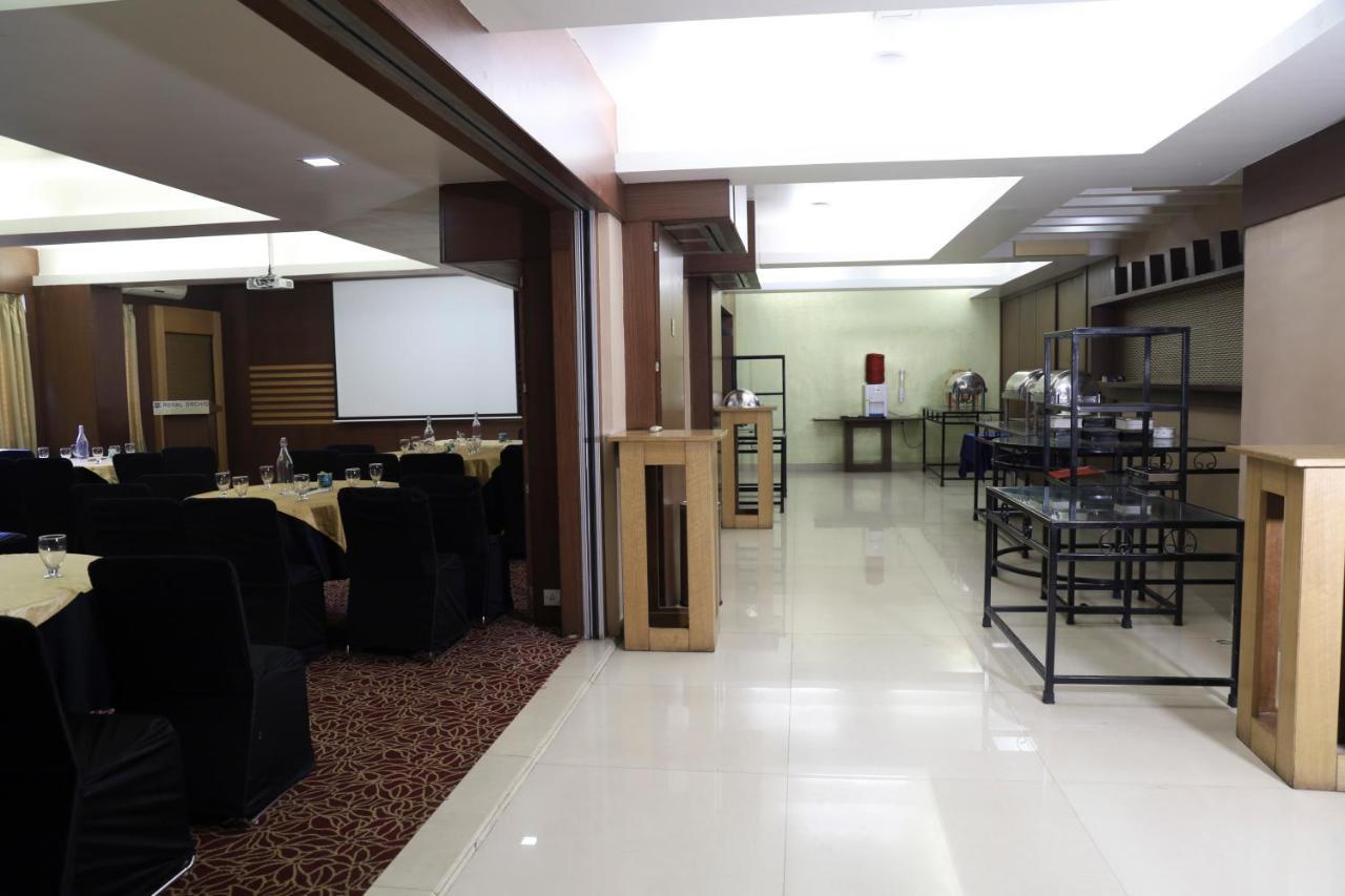 Royal Orchid Golden Suites Pune Extérieur photo