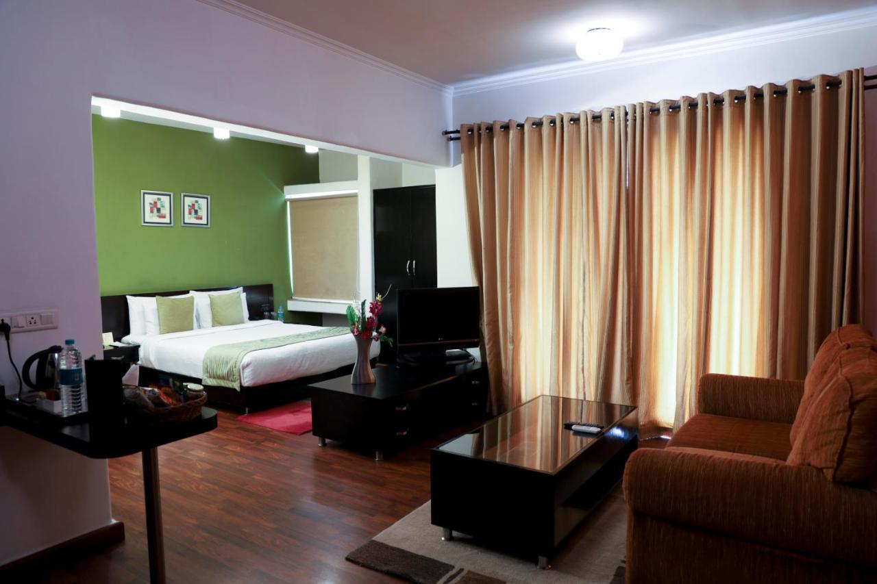 Royal Orchid Golden Suites Pune Extérieur photo